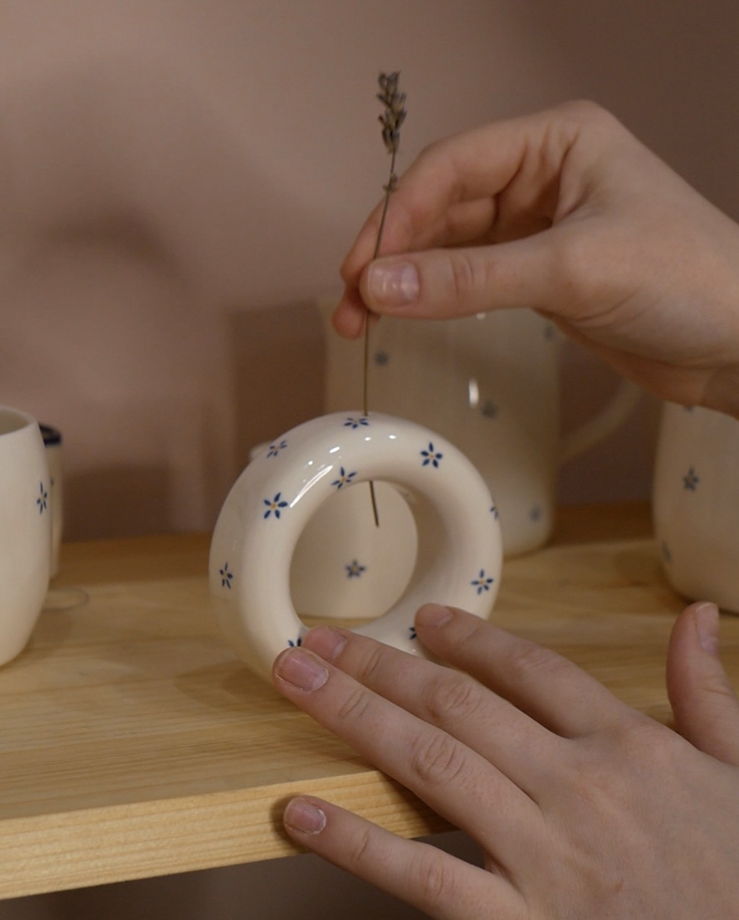 Ваза-бублик белая ручной работы с росписью "Лён"