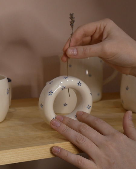 Ваза-бублик белая ручной работы с росписью "Лён"