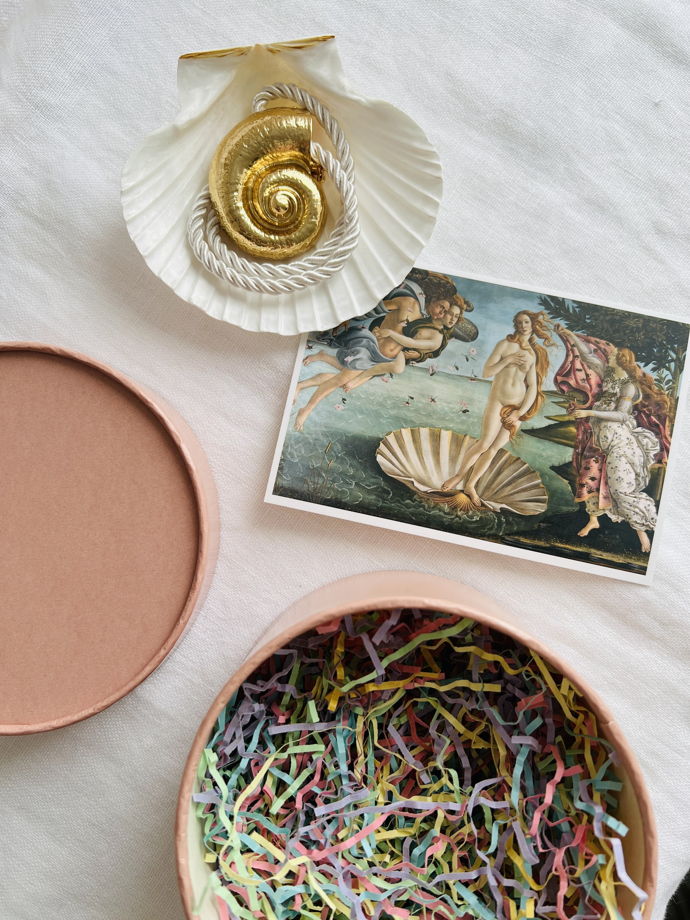 Подарочный набор бокс "Venus 2" в шляпной коробке пудрового цвета, украшение на шею в форме золотой раковины, ракушка и открытка