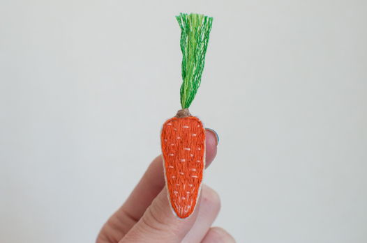 Брошка ручной работы Морковка (значок)