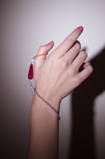 Украшение-браслет для кисти руки с красной каплей и лунным камнем