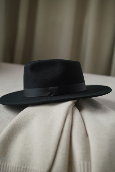 Чёрная шляпа федора