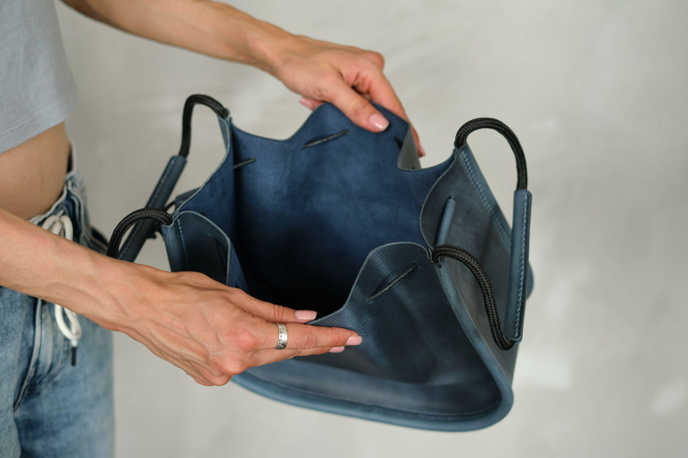 Кожаная сумка-мешок Океан цвет Размер М без ремешка "Bucket bag" на кулиске