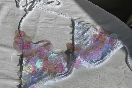 Белый вязаный лиф с пайетками