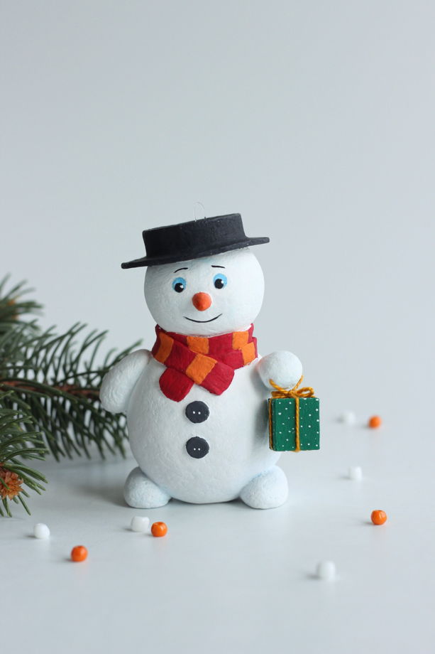 Ёлочная игрушка "Снеговик с подарком"