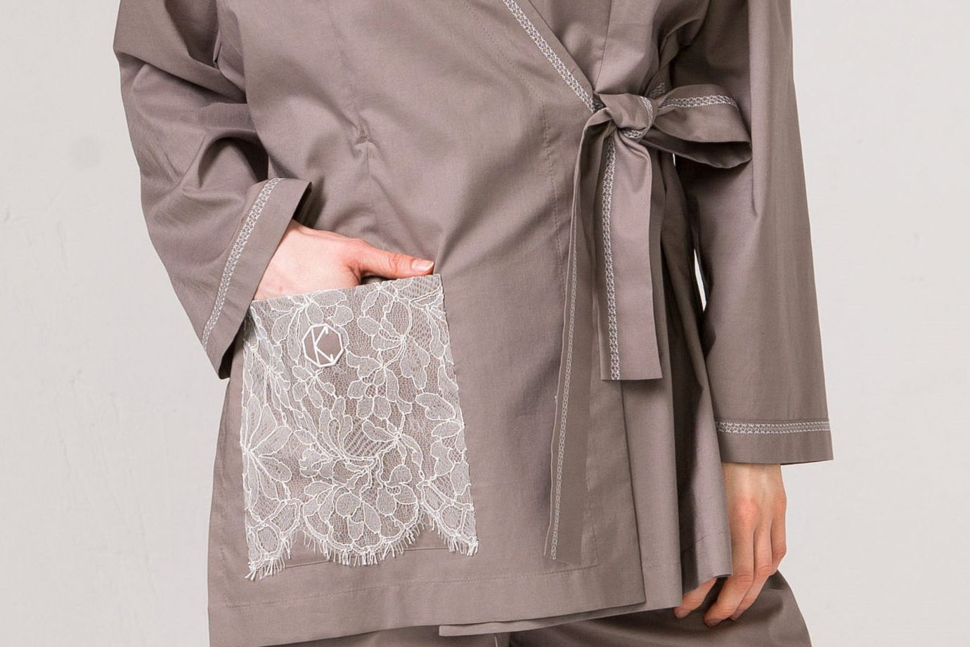 Хлопковое кофейное кимоно с карманом.