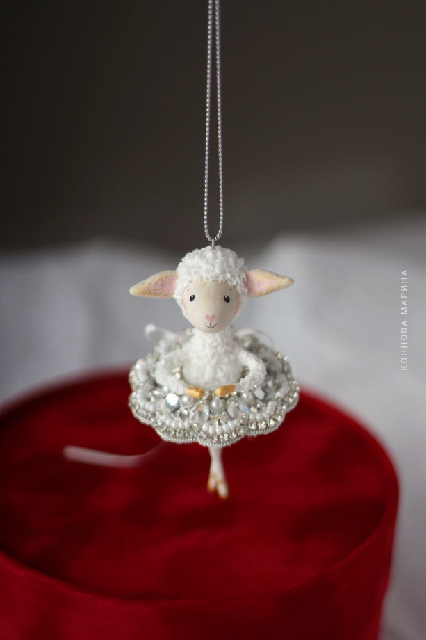 Елочная игрушка Овечка-балерина в серебристой пачке. Елочная игрушка овечка символ 2027