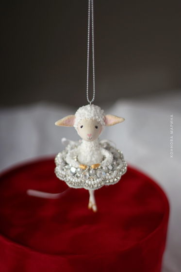 Елочная игрушка Овечка-балерина в серебристой пачке. Елочная игрушка овечка символ 2027