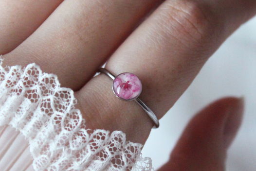 Кольцо из стали со вставками из смолы и цветов