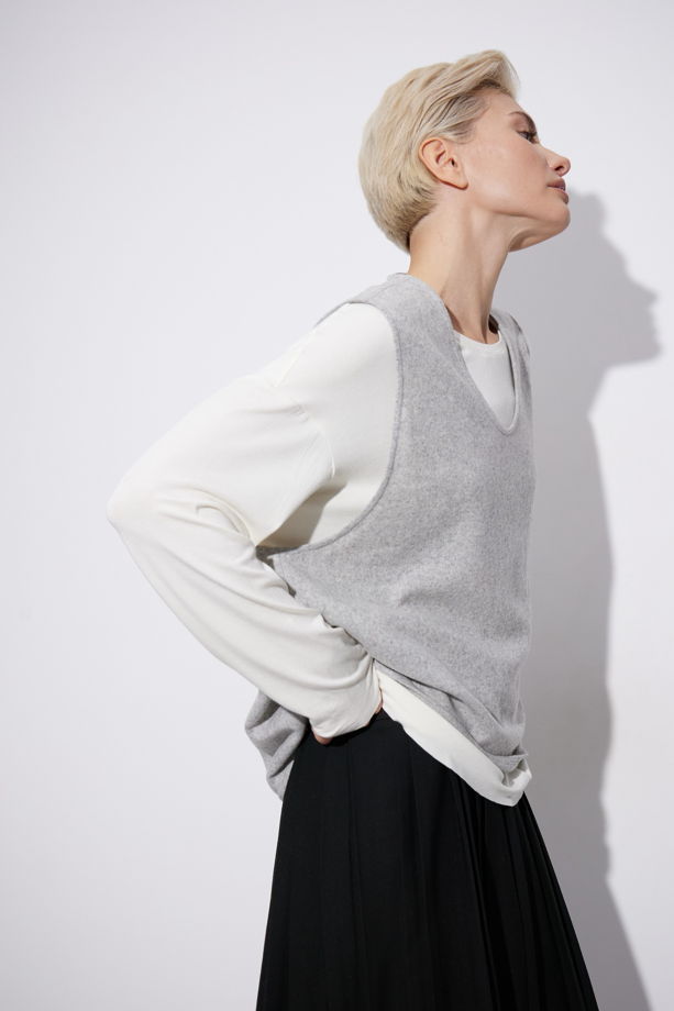 Серый шерстяной жилет