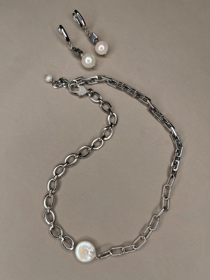 Чокер с барочной жемчужиной из комбинации трех разных цепей.