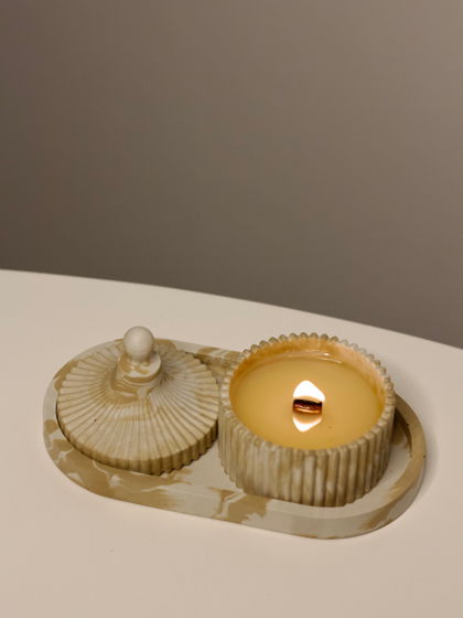 Набор из гипсовой шкатулки с ароматической свечой из соевого воска "Французская выпечка" с деревянным фитилем и овальным подносом ручной работы