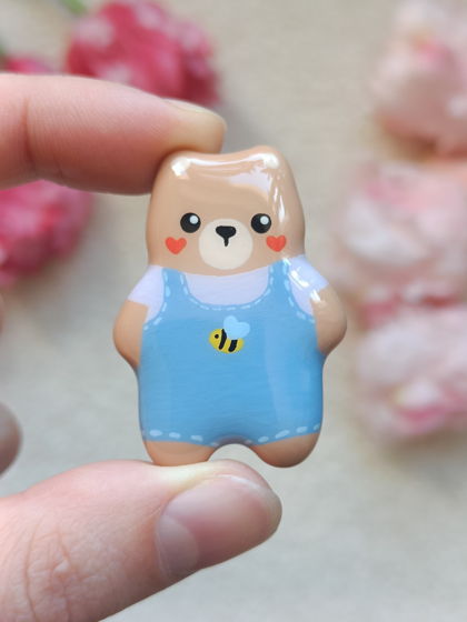 Значок ручной работы Медвежонок в комбинезоне с пчёлкой