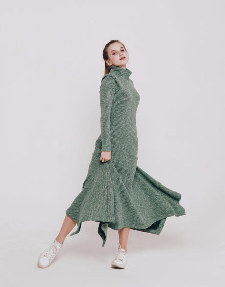 Зеленое трикотажное платье с оригинальным подолом Klaksvik Green