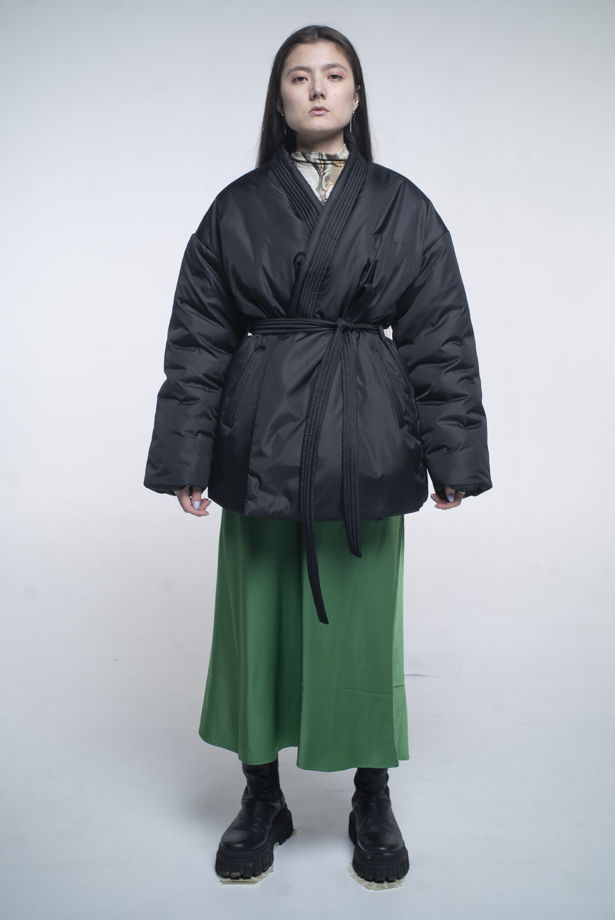 Короткий пуховик-кимоно черного цвета