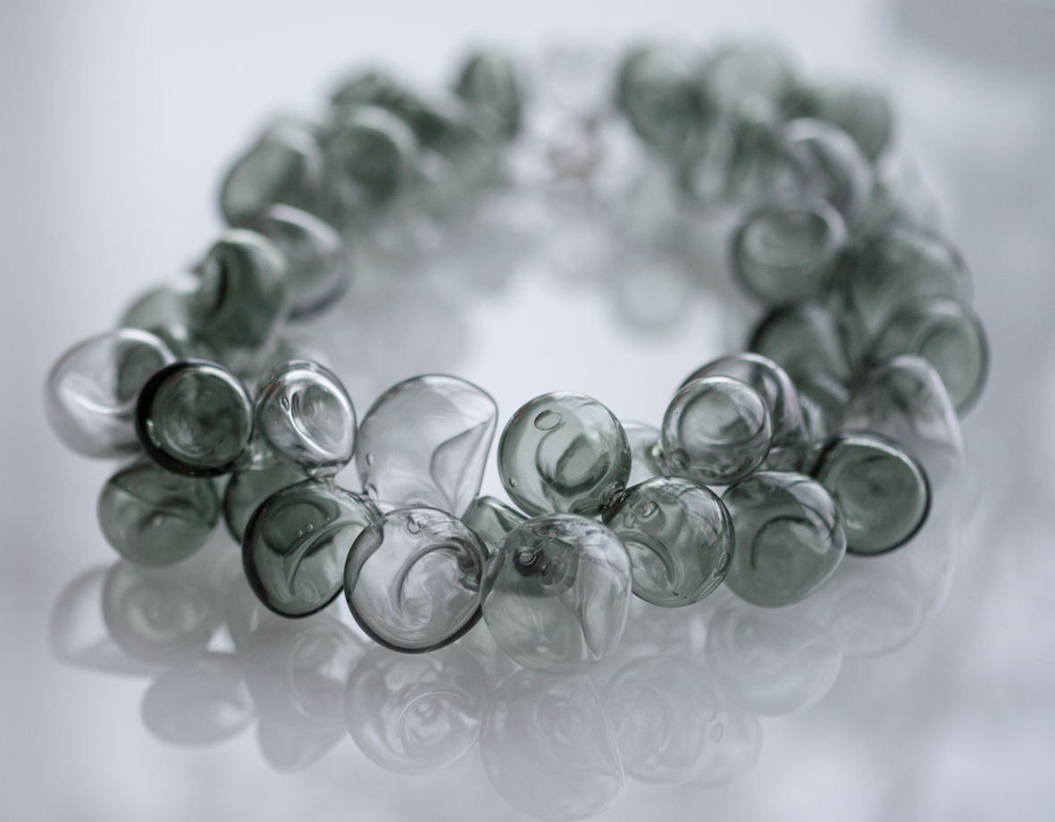 Ожерелье из стеклянных бусин "Фельдграу"