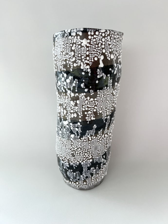 чёрно-серо-белая керамическая арт ваза «tube» для цветов ручной лепки
