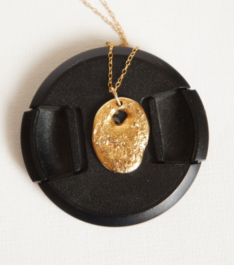 Позолоченный кулон на удачу камень с дыркой куриный бог на цепочке винтаж