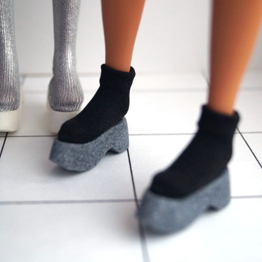 Обувь для кукол Барби | Черные кроссовки на серой платформе