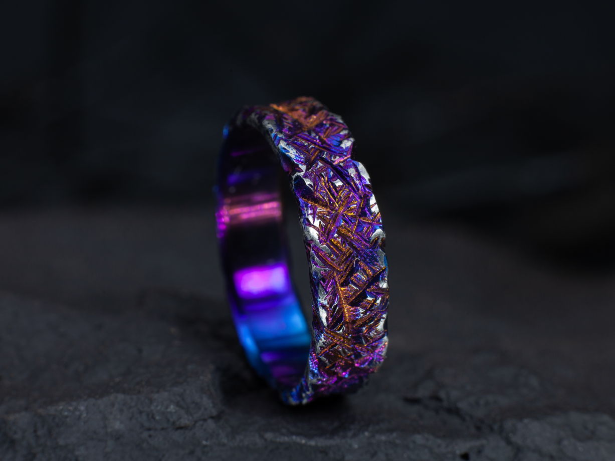 Кольцо из титана "Изрезанное"