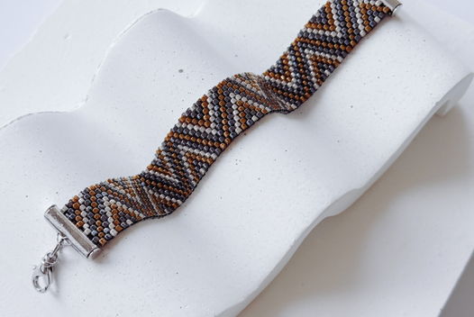 Браслет из японского бисера с геометрическим принтом