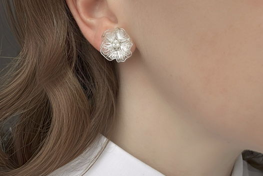 Серьги FLOWERS M ручной работы из ювелирной смолы с россыпью жемчуга (цвета на выбор)