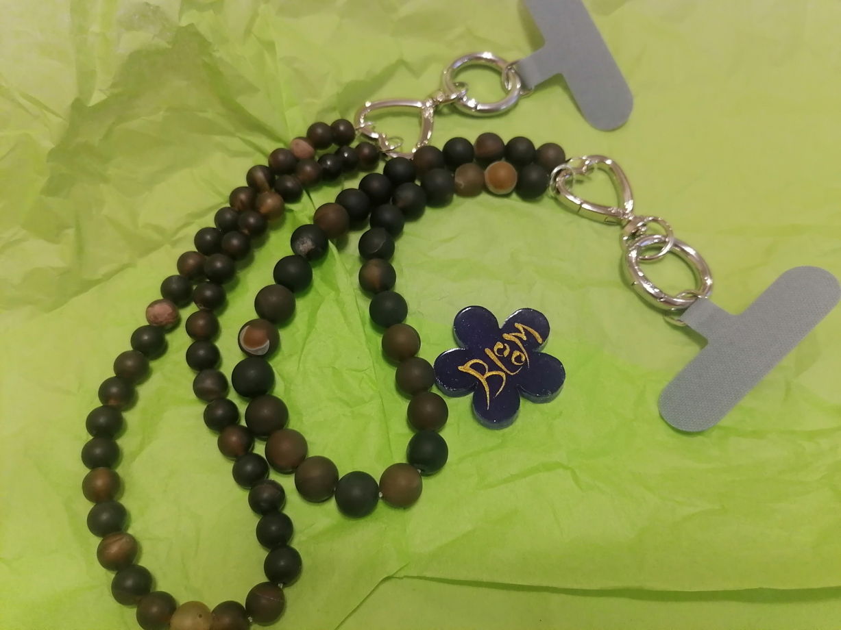 Обвес на телефон из натурального агата.