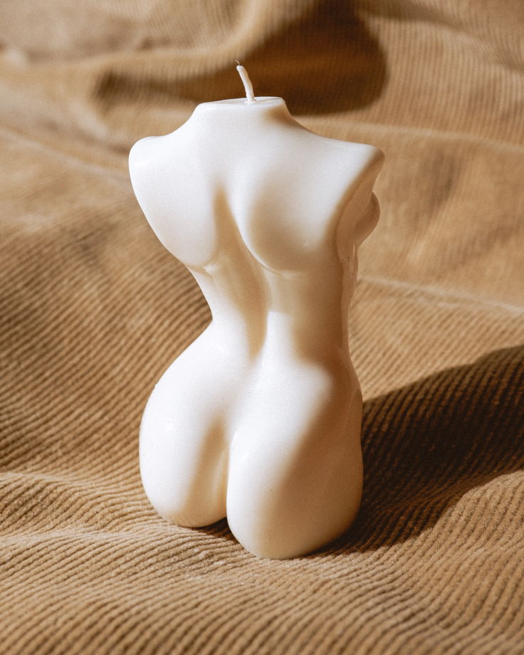 Интерьерная свеча Силуэт женского тела из пчелиного воска ручной работы