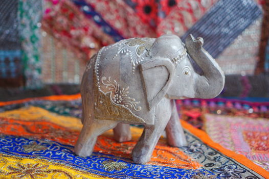 Белый деревянный слон с ручной росписью