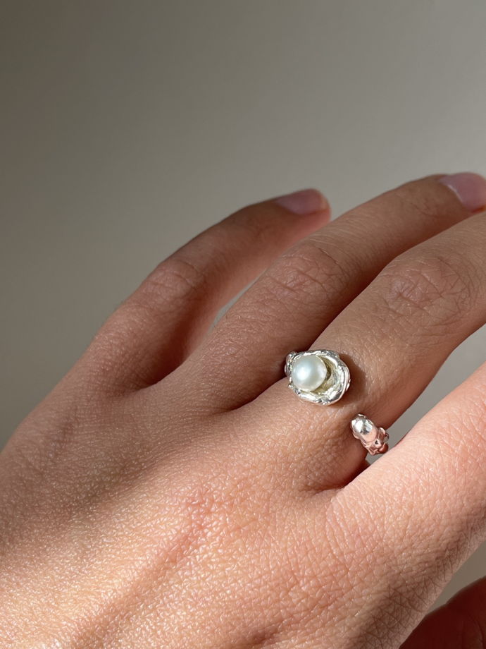 Мятое кольцо с натуральным жемчугом