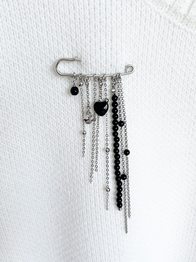 Брошь-булавка с цепочками и подвесками: сердечко и птичка