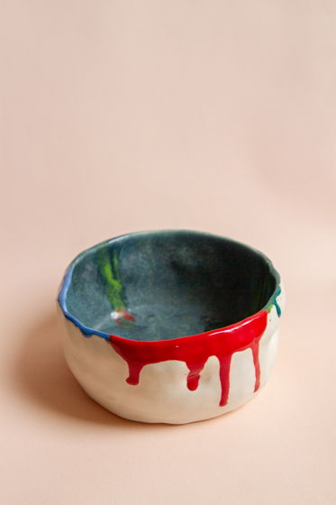 Керамическая миска-боул ручной работы из белого полуфарфора, покрытая зеленой, синей, красной, салатовой глазурями