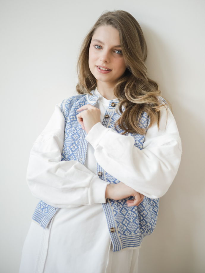 Вязаный жилет на пуговках