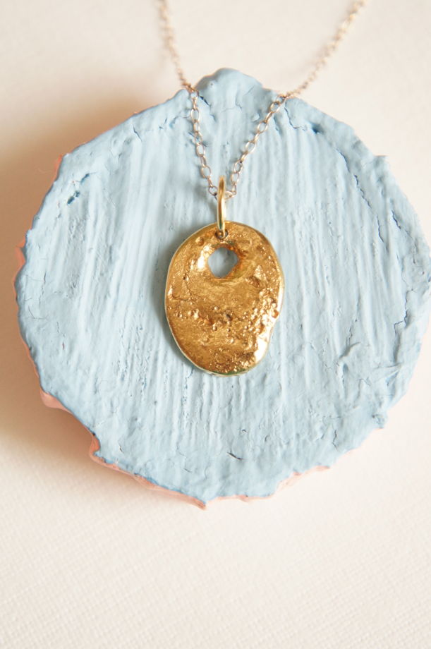 Позолоченный кулон на удачу камень с дыркой куриный бог на цепочке винтаж