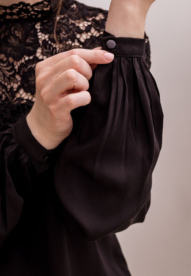 Женская блузка черная с кружевом