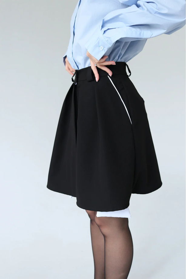 Женская черная юбка с удлиненными карманами