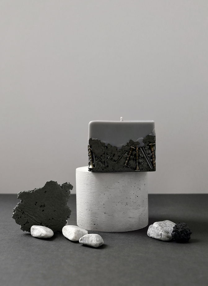 Свеча ручной работы серая из натурального воска с бетонным основанием украшена гвоздями,с ароматом"Кожа&Сандал"