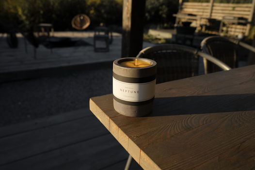 Свеча из натурального пчелиного воска в бетонном стакане с ароматом пряной гвоздики и сандалового дерева