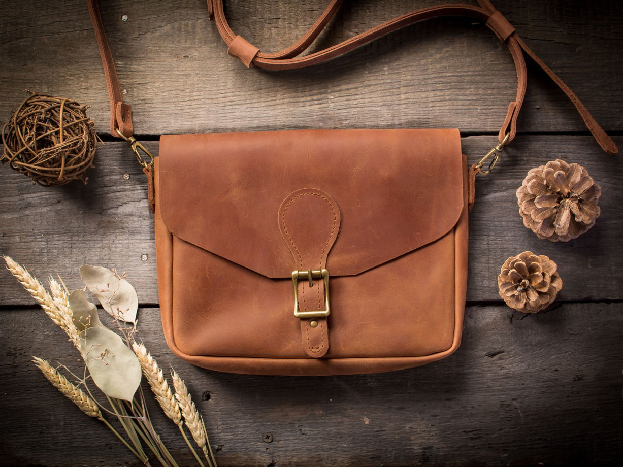 Женская кожаная сумка через плечо  -LILY- цвет Коньяк