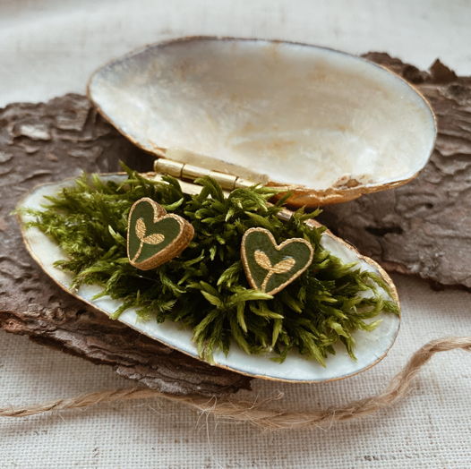 Серьги-пусеты из дерева в форме сердечек