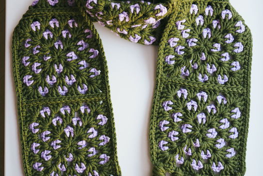 Шарф "Орхидея" из мотивов с бахромой