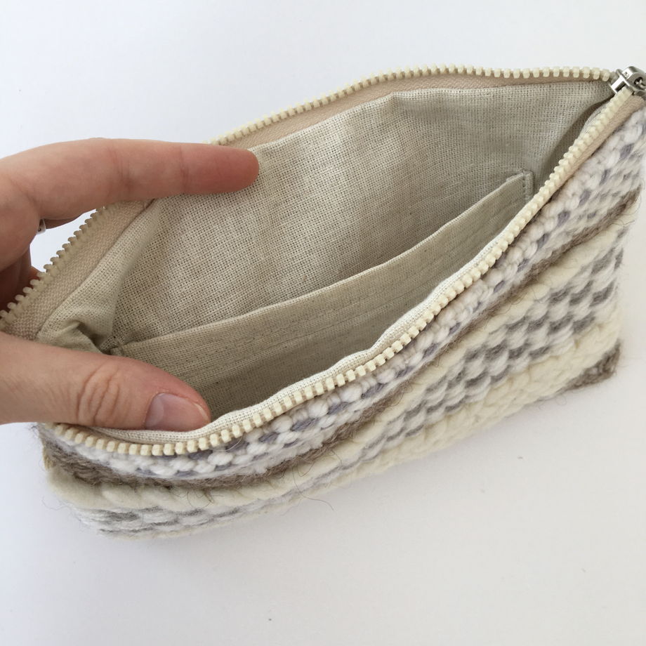 Бежевая тканая косметичка