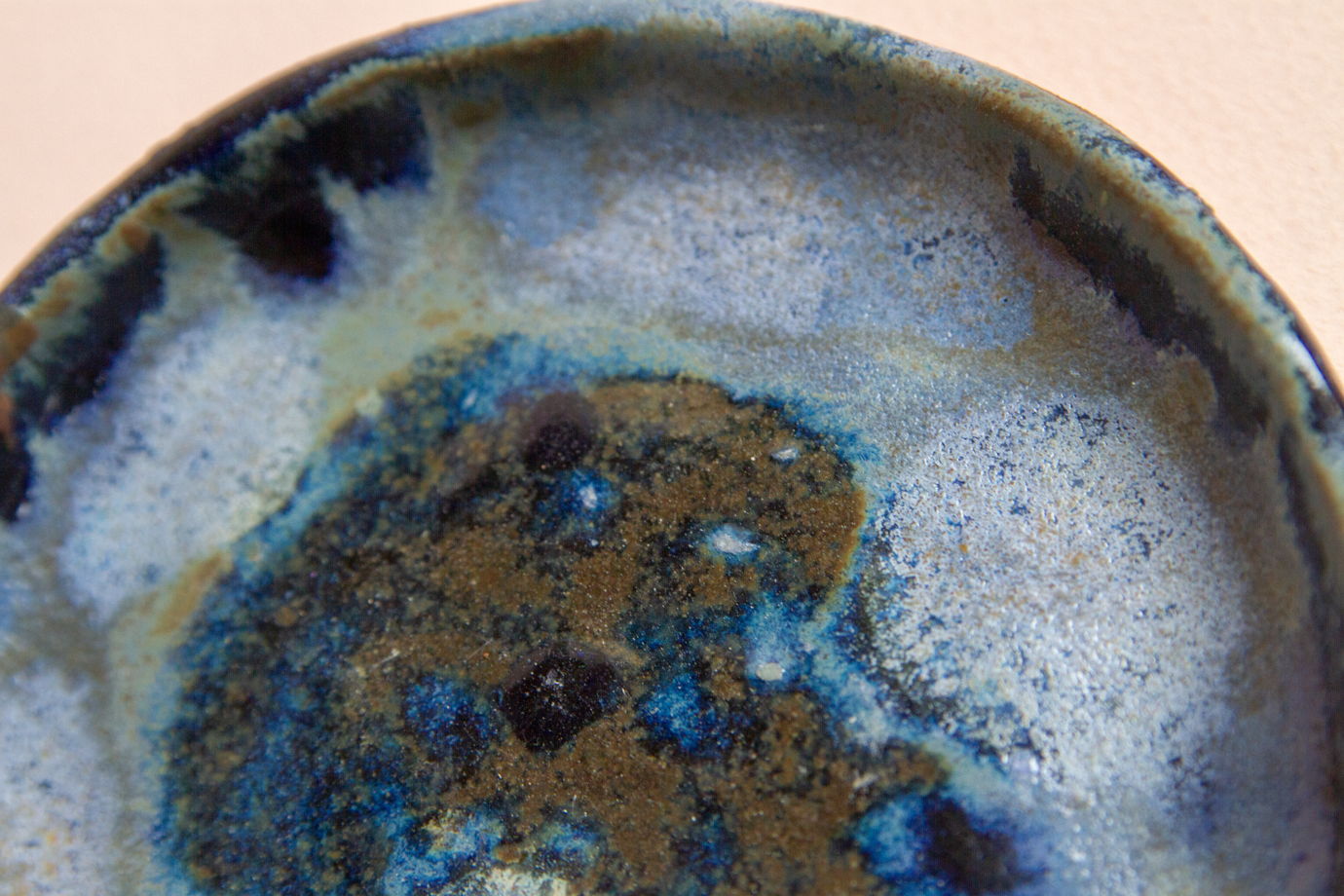 Керамическое блюдце ручной работы, покрытое оттенками синей и голубой глазурей