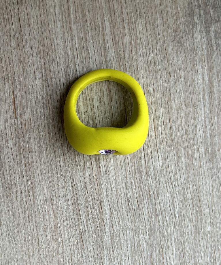 Женское кольцо ручной работы из желтой полимерной глины со стразом