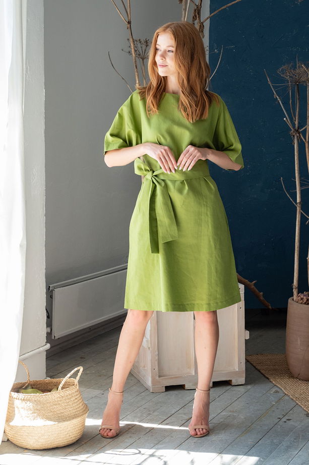 Платье  А-силуэта с поясом, зелёное