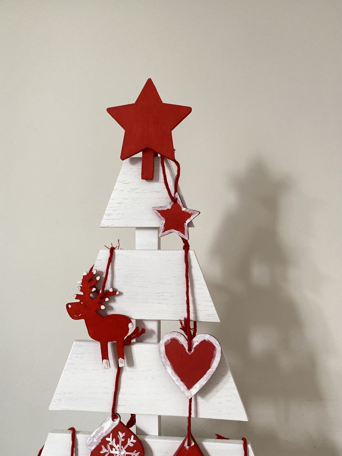 Елка новогодняя настольная белая с красными с игрушками из дерева