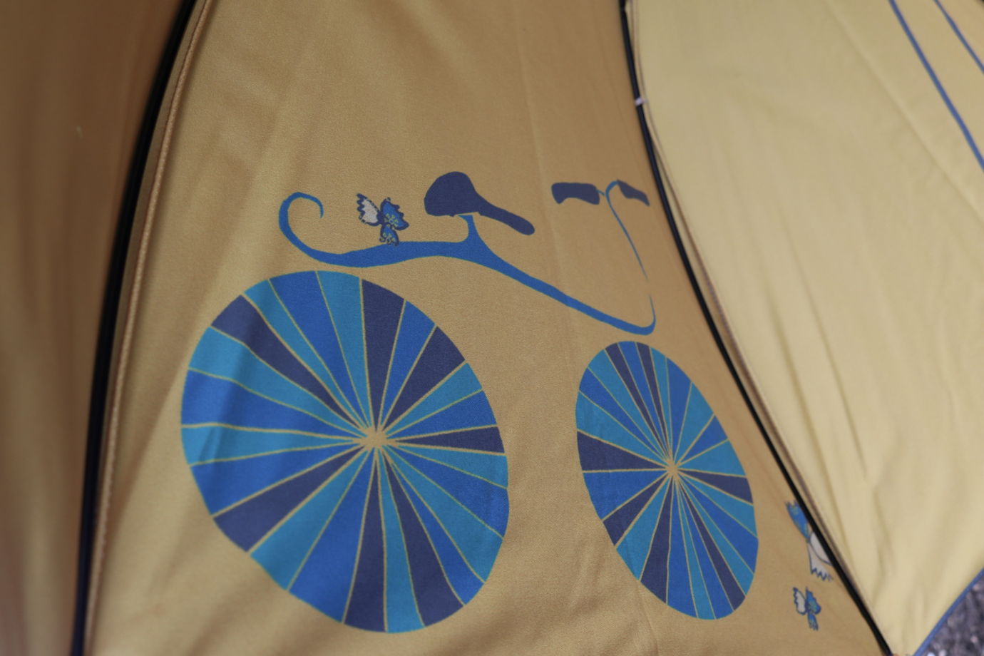 Двусторонний зонт с желтым деревом и голубыми цветами