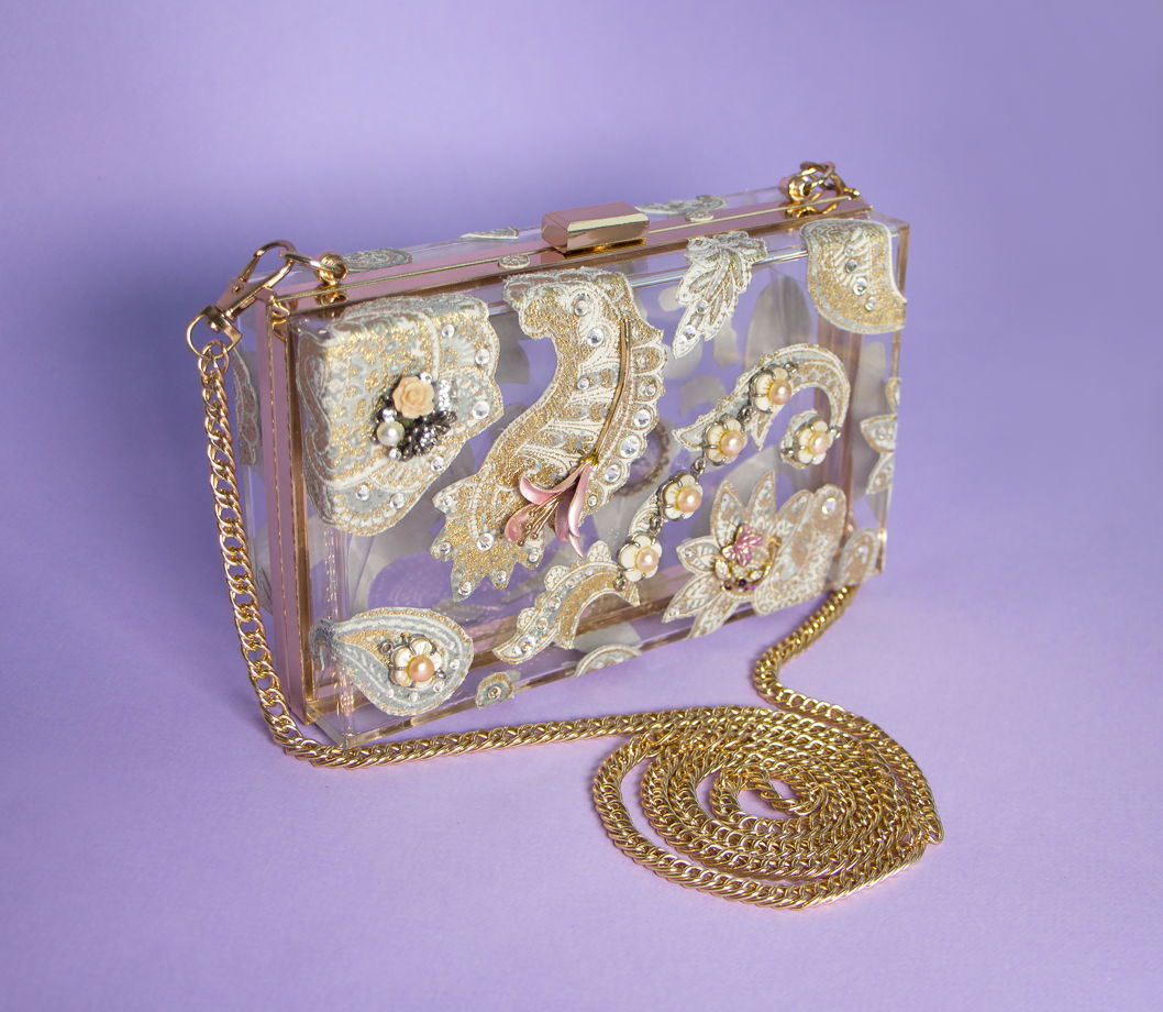 Клатч акриловый прозрачный с золотыми узорами из натуральной кожи, ажурными элементами, стразами и цветами