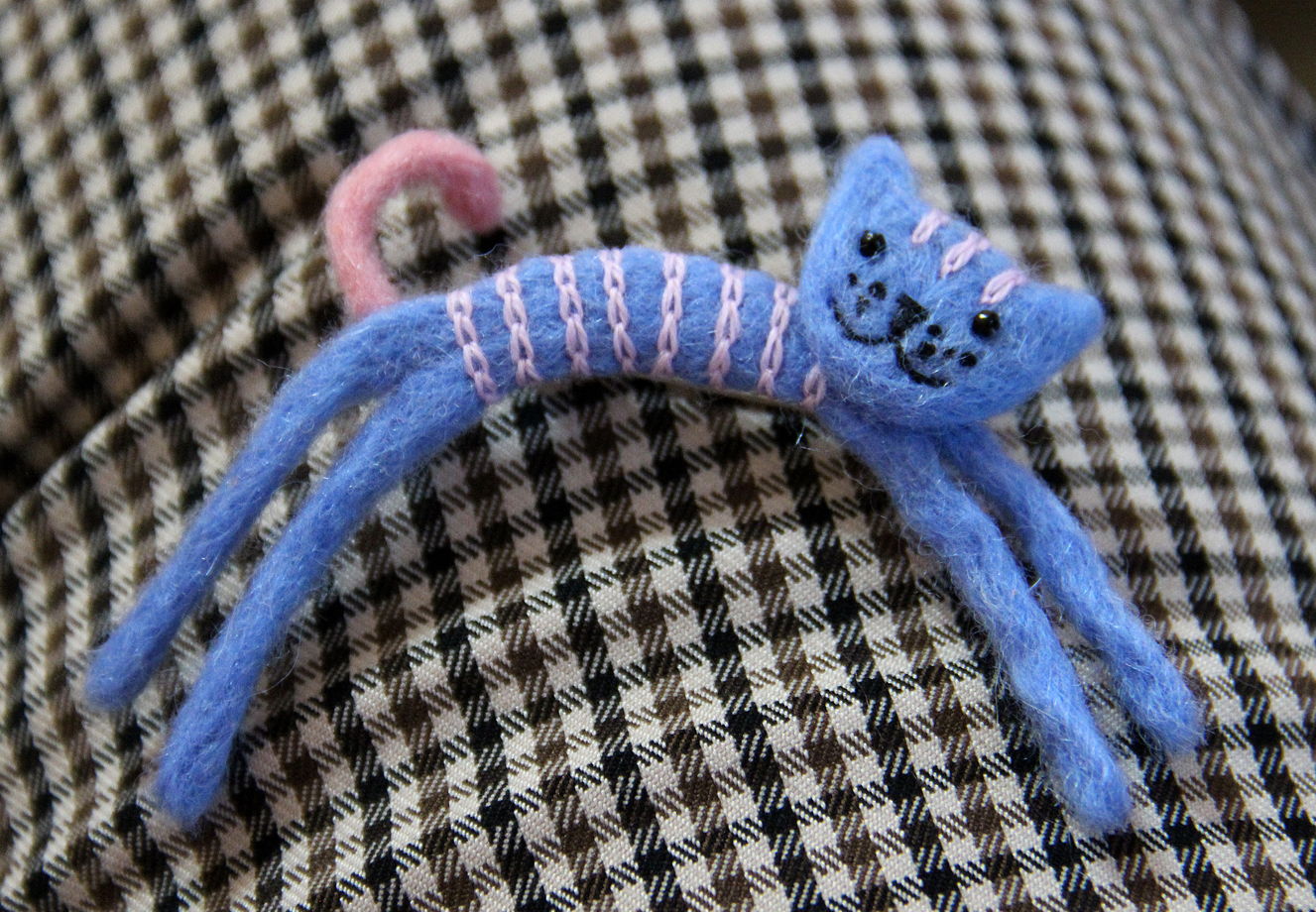 Брошь «Голубой котенок с розовыми полосками»