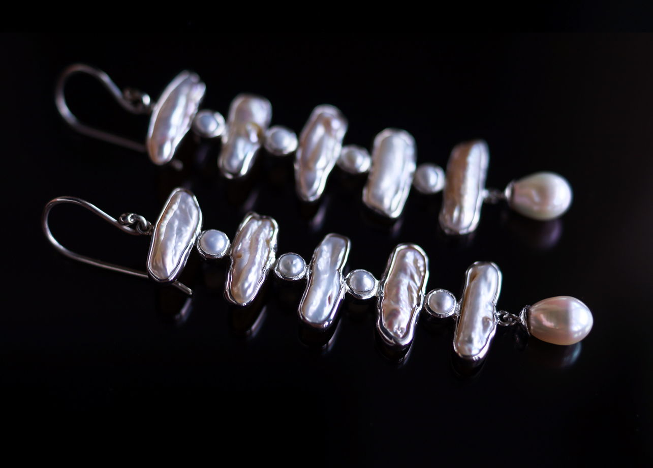 Длинные серебряные серьги на крючке с натуральным барочным и классическим жемчугом